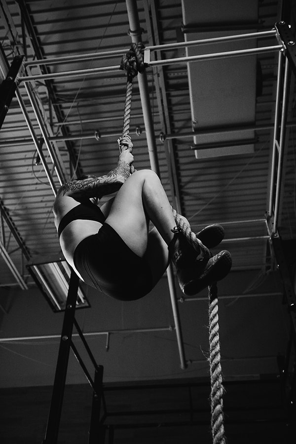 Crossfit-Athlete-Shannon-Palmer-Climbing-rope_bw